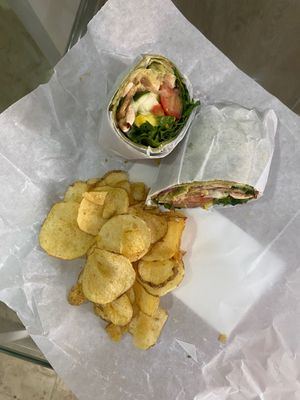 Wrap - Tom, onion, avo, spinach base, cold mushrooms, chili flakes, cucumber, hummus at Gokela - Centro - Maybe closed in Cartagena