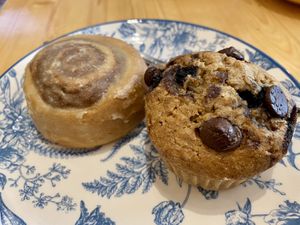 Cinnamon roll and chocolate chip muffin   at Menta (Cafe de especialidad & Dulcería Vegana) in Puerto Natales