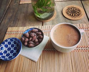 Delicious koffie with cacao and milk and cacao beans (almond milk available) at Café Coral in Cahuita