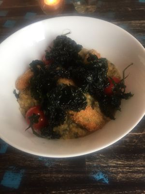 Linsen mit Wirsingpesto, frittierten Avocados und Grünkohlchips at Fabrik Café in Potsdam