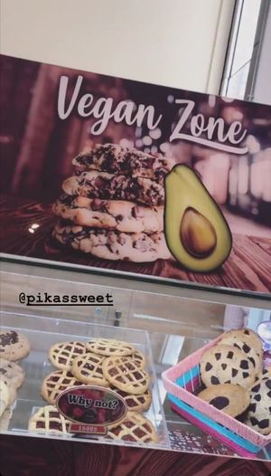 Galletas tipo americanas, comí la de chips de chocolate en el centro tiene una capa de chocolate, estaba muy rica. at Pikás in La Reina