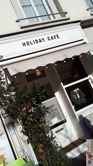 Facade at Holiday Vegan Diner in Paris
