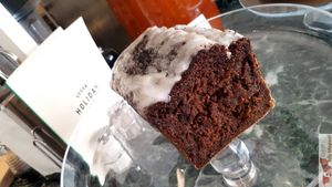 Carrot cake at Holiday Vegan Diner in Paris