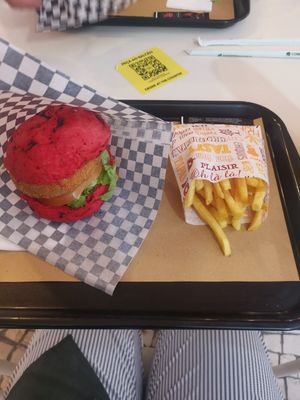 Vegatebele mix burger and fries at No Ponto in Nazare