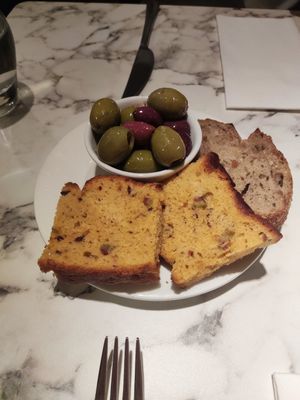 Olives and bread side at Fellinis in Ambleside