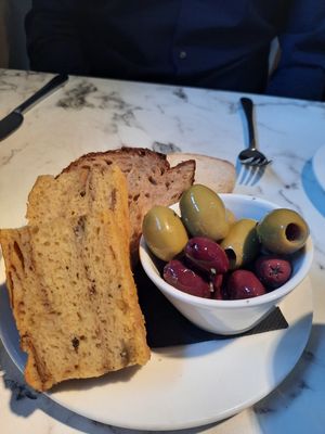 Bread and olives at Fellinis in Ambleside