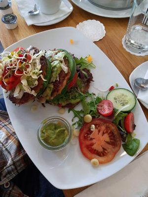 Hash browns with guacamole & veggies. at California Bean in Munich