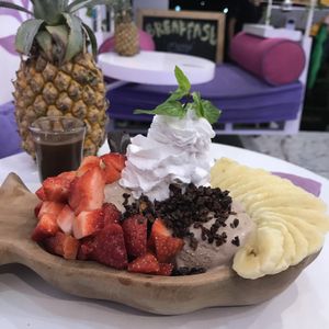 Chocolate ice cream bowl (vegan) at Acai Queen - Monkey Forest in Ubud