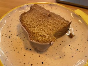 Bizcocho de flor de violeta  at Mia in Malaga