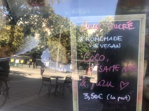 Sugar cake at Curieux Coffeeshop in Nantes