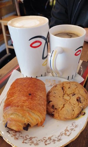 Pain au chocolat, cookie, latte au lait d'amande et americano. at Curieux Coffeeshop in Nantes