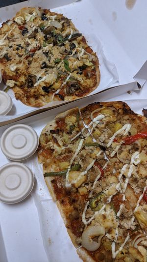 Hawaiian Vacon & Vegan Primavera Pizza at iVegan in Makati