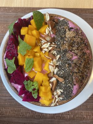 Dragon fruit / açaí smoothie bowl   at iVegan in Makati
