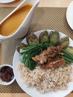 Kare-Kare (350 + service = 381,25 PHP) at iVegan in Makati
