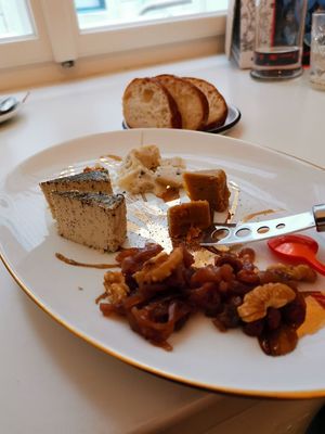 Vegane Käsevariation at Pepper & Ginny - Vegane Veinkost in Vienna