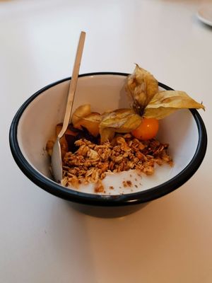 Mandeljoghurt mit Granola und Früchten at Pepper & Ginny - Vegane Veinkost in Vienna