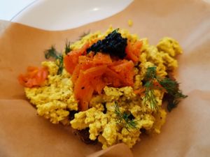 Brot mit veganer Eierspeis und Carrot Lox at Pepper & Ginny - Vegane Veinkost in Vienna
