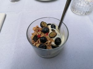 Granola and yogurt at Pepper & Ginny - Vegane Veinkost in Vienna
