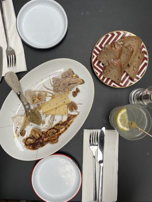 Käsevariation   at Pepper & Ginny - Vegane Veinkost in Vienna