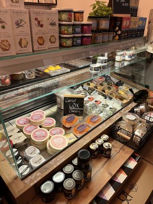 Köstlichkeiten zum Mitnehmen  at Pepper & Ginny - Vegane Veinkost in Vienna