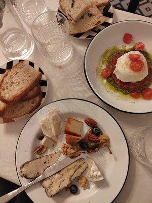 Cheese plate with 5 different vegan cheeses and burrata with tomato ragu and pesto sauce at Pepper & Ginny - Vegane Veinkost in Vienna