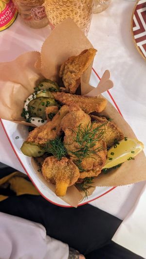 Seasonal snack: fried oyster mushrooms with a delicious sauce and pickles at Pepper & Ginny - Vegane Veinkost in Vienna