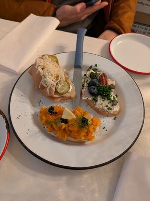 Carrot lox, prosciutto, and camembert aandwiches at Pepper & Ginny - Vegane Veinkost in Vienna