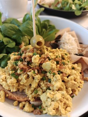 Vegan scrambled eggs, salad, seitan ham, on bread at Pepper & Ginny - Vegane Veinkost in Vienna