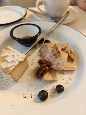 Vegan cheese platter served with additional bread at Pepper & Ginny - Vegane Veinkost in Vienna