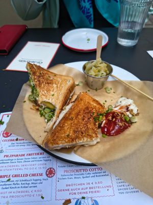 Triple grilled cheese at Pepper & Ginny - Vegane Veinkost in Vienna