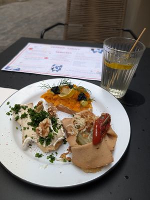 Canapès und Wermut Spritz at Pepper & Ginny - Vegane Veinkost in Vienna
