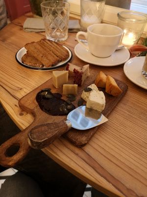 Vegan cheese with chutney at Pepper & Ginny - Vegane Veinkost in Vienna