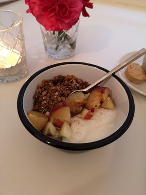Yogurt with granola and fruits at Pepper & Ginny - Vegane Veinkost in Vienna