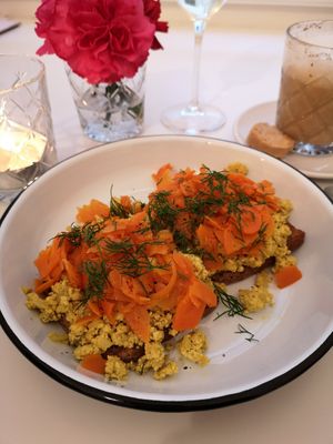 Bread with scrambled tofu and carrot salmon at Pepper & Ginny - Vegane Veinkost in Vienna