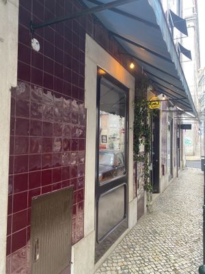 Outside at Dallas Burger Joint in Lisbon