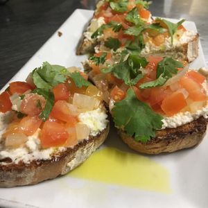 Bruschetta de ricotta de almendras at Peace n Loaf in Cayey