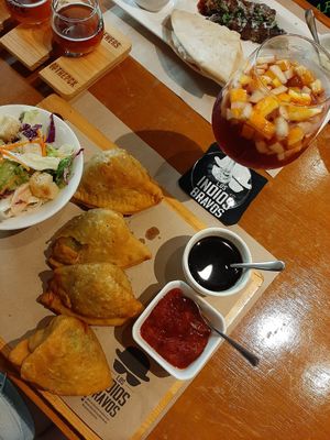 Vegetable samosas with tomato chutney and tamarind sauce at Los Indios Bravos in Boracay