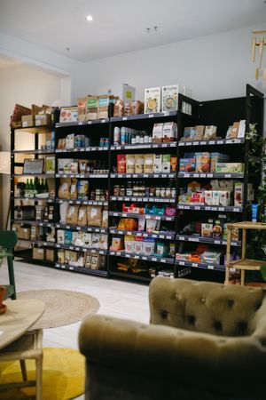 beaucoup de choix sec. Et une sélection sans gluten. Il y a même tout un mur de vrac! at Cabane du 12 in Nice