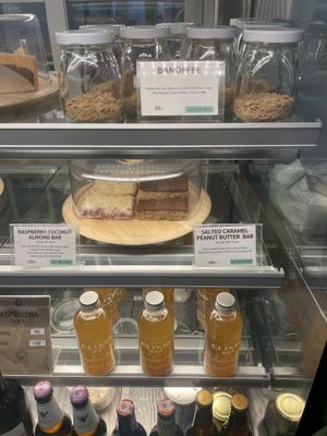 Cake and banoffee #Veganuary at Broccoli Revolution - Charoenkrung in Bangkok