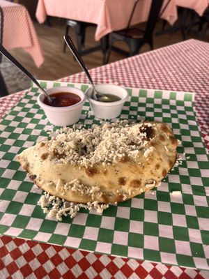 Calzone. - Tomate, queso mozzarella vegano y albahaca fresca. Delicioso!!  at Euro Pizza in San Luis Potosi
