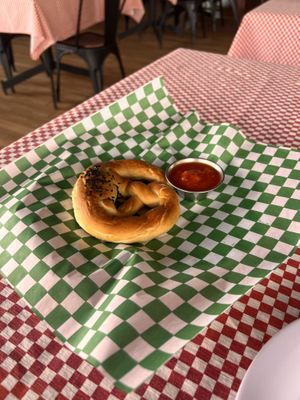 Pretzel de cortesía. Caliente y recién hecho.   at Euro Pizza in San Luis Potosi