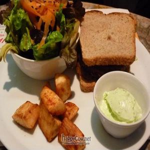 Veggie burger with yuca and salad at Ile de Elequa in Valencia