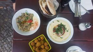 Baba Ganoush, Falafel und Hummus at Falafel Sababa in Berlin