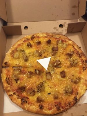 Vegan Kiev pizza, the picture does it no justice, it tastes amazing it’s better than the papa johns ones. The chip  portion size is also huge.  at Hylton Pizza in Sunderland