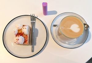 Cake & latte at Soi & Co in Berlin