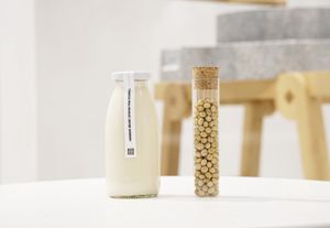 Our handmade organic soy milk is prepared with the traditional chinesse way using hand-pulled stone mills keeping the flavour of soy to the greatest extent at Soi & Co in Berlin
