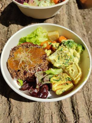 Caramelized onions, bean burger, sweet potato, potato, broccoli at La Nòmada in Olot