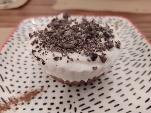 Pastel vegano de coco y limón. at La Nòmada in Olot