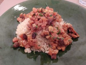 Couscous con verduras (zanahoria, pasas, maiz, tomate deshidratado...) at La Nòmada in Olot