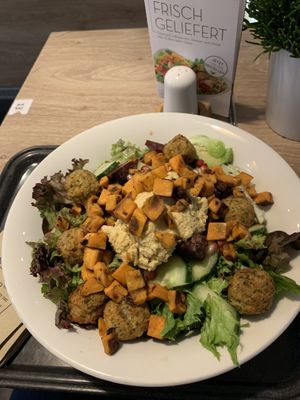 Falafel Tahini Salat  at Dean & David - Westenhellweg in Dortmund